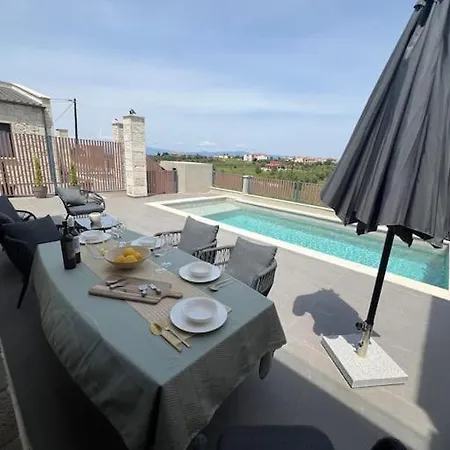 Exclusive New With Private Pool - 4br Hotell