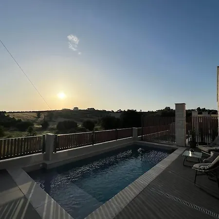 Exclusive New With Private Pool - 4br Hotell